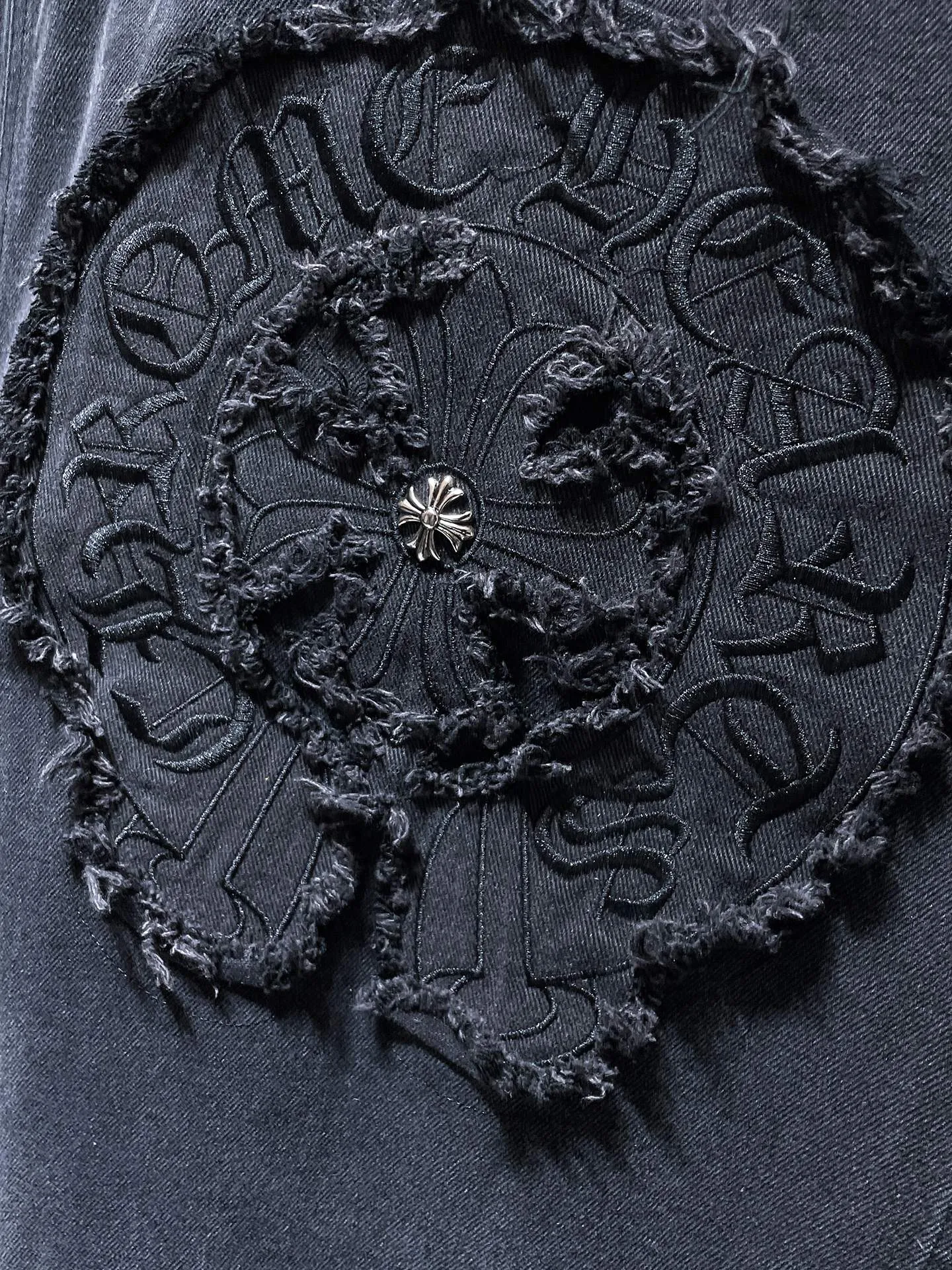 P316 Chrome Hearts autumn clothing is here. Sanskrit embroidered hand-applied embroidered denim. Exclusive custom-woven and dyed 100% cotton denim fabric, high-tech washing! Original hardware mold opening! ❗❗Heavy work❗❗ Thickened leather three-dimensional Sanskrit embroidery on the front and back ➕Hand-made patchwork. The most handsome denim jacket this season. A must-have for everyone. 🌈Recommended color: washed black. 🌈Code numbers: S, M, L, XL